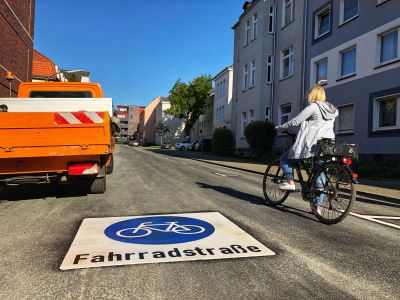 Pressefoto: Auf der Görrestraße verdeutlichen nun entsprechende Piktogramme auf dem Asphalt die Fahrradstraße. 