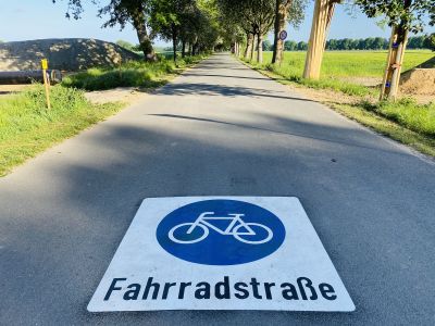 Pressefoto: Die neue Fahrradstraße in der Mollbeck lädt zum Radfahren ein. Oberstes Gebot ist dabei laut Straßenverkehrsordnung die gegenseitige Rücksichtnahme aller VerkehrsteilnehmerInnen.  