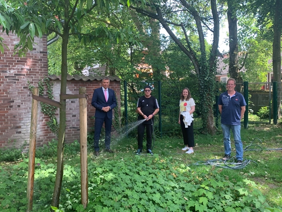 Stellten die Gießpatenschaft vor: Bürgermeister Christoph Tesche, Gießpate Dietmar Doliwa, Klimaanpassungsmanagerin Lena Germscheid und Stefan Frackowiak, Bereichsleiter Grünpflege der KSR. Foto: Stadt RE