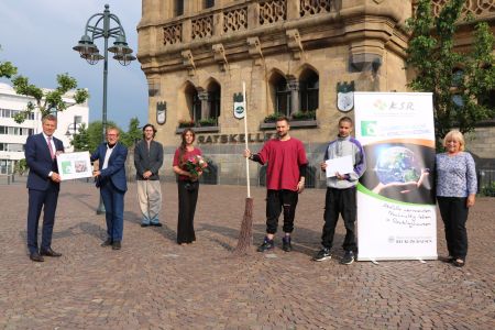 Bürgermeister Christoph Tesche gratulierte Lothar Schmeller (Lokale Agenda), Peter van de Logt, Wiebke Harder, Kerim Henne, Jari Harder (Tanzatelier WiDance) und Heidi Samhuber (Abfallberatung KSR/v.l.)) zum 1. Preis. Foto: Stadt RE