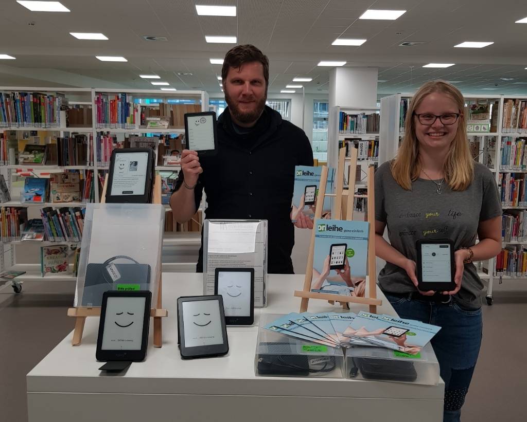 Bibliothekar Nils Bald und Auszubildende Maren Gotthardt freuen sich über die vielen neuen Tolinos und hoffen auf positive Resonanz. 