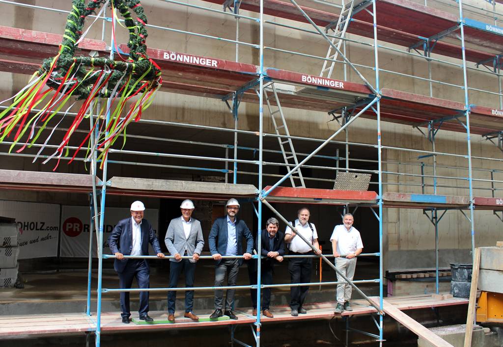 Begutachteten den Rohbau beim Richtfest: (v.l.n.r.) Stefan Rundholz, Rohbauunternehmen Rundholz, Bürgermeister Christoph Tesche, Stefan Prophet, Musikschulleiter, Ralf Krietemeyer, Fachbereichsleiter Gebäudewirtschaft und die beiden Architekten Clemens Leathley-Mattler und Eckhard Scholz.