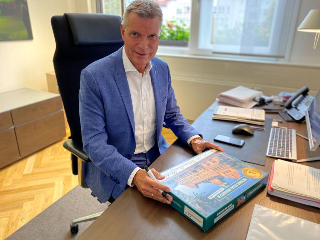 Bürgermeister Christoph Tesche an seinem Schreibtisch