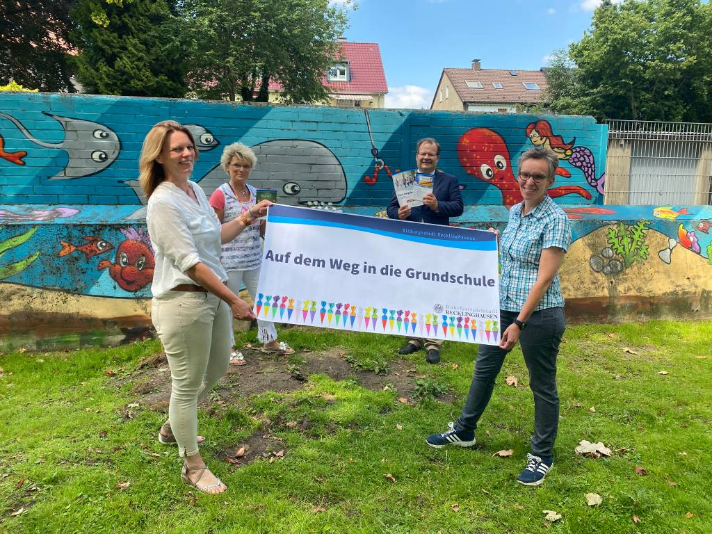 Stellten den Elternratgeber 2021 vor (v.l.): Melanie Kleefeld (Familienbüro Recklinghausen), Claudia Stewen (Schulleiterin Liebfrauenschule), Schuldezernent Dr. Sebastian Sanders und Leiterin des Familienbüros Andrea Jansen. Foto: Stadt RE
