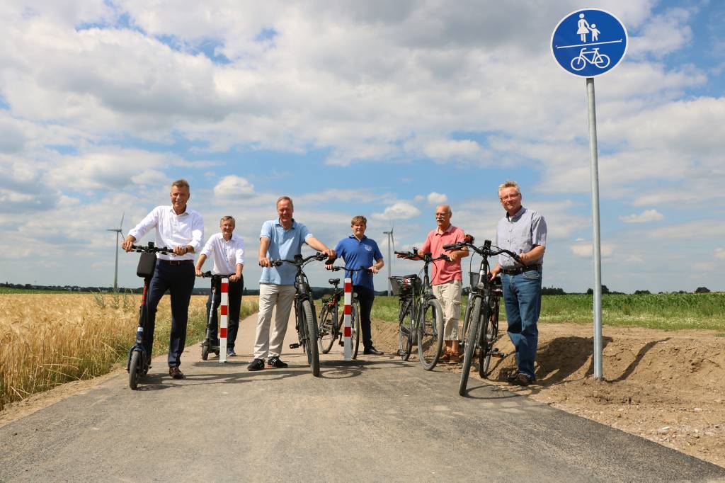 Testeten den neuen Fuß- und Radweg direkt aus: Bürgermeister Christoph Tesch (v.l.n.r.), Axel Tschersich, Fachbereichsleiter Wirtschaftsförderung, Standortmanagement, Stadtmarketing, Markus Flögel, Vorsitzender des VV Suderwich Essel, Johannes Dörlemann, Geschäftsführer der Windenergie-Betreibergemeinschaft, Peter Wauschkuhn, 2. Vorsitzender des VV Suderwich Essel, und Martin Hilbring, Geschäftsführer der Windenergie-Betreibergemeinschaft.