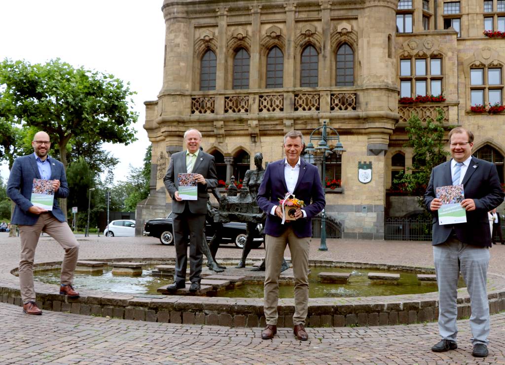 Bürgermeister Christoph Tesche sowie der Vorsitzende des Vereins für Orts- und Heimatkunde und ehemalige Erste Beigeordnete Georg Möllers (2.v.l.) stellten die Broschüre 20 Jahre Bündnis für Toleranz und Zivilcourage zusammen mit Dr. Sebastian Sanders (r.), Schuldezernent, und dem Leiter der VHS, Dr. Ansgar Kortenjann (l.), vor.