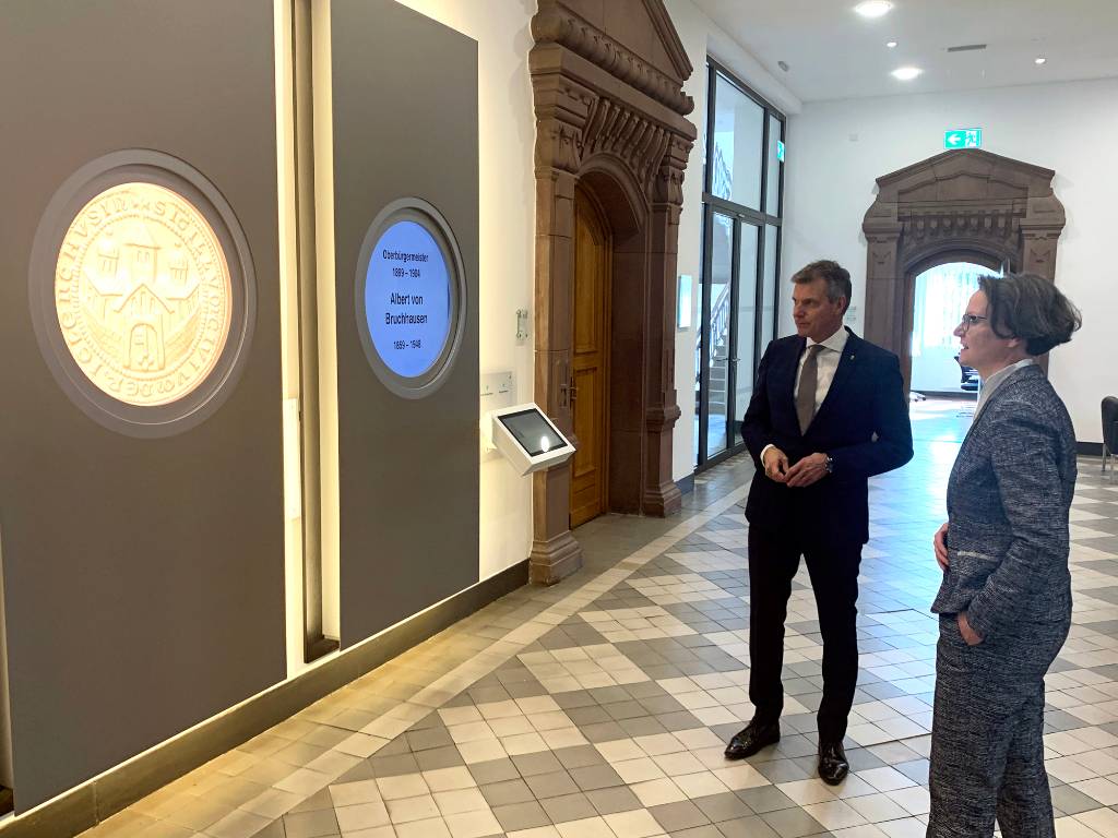 Bürgermeister Christoph Tesche (l.) im März mit Heimat-Ministerin Ina Scharrenbach (r.) vor der Ehrengalerie.