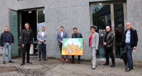 Gemeinsam mit den Initiatoren und VertreterInnen der Telefonseelsorge präsentierte Bürgermeister Christoph Tesche das von Marcel Kozik gemalte Bild, das zu Gunsten der Telefonseelsorge versteigert wird. Foto: Stadt RE