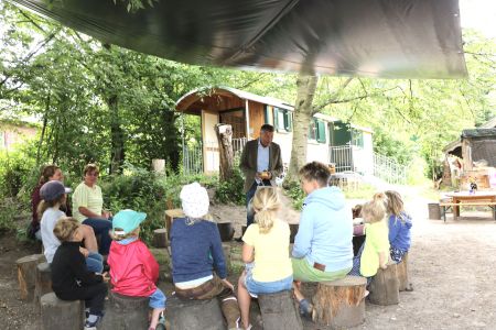 Gerne folgte Christoph Tesche der Einladung in den Natur- und Waldkindergarten auf dem Schulbauernhof. Die Kinder erzählten dem Bürgermeister, warum sie sich dort so wohl fühlen. Foto: Stadt RE