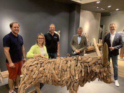 Am 1. August will Benedikt Schürholz die neue Riegel-Interior-Filiale an der Kunibertistraße 5 eröffnen. Gemeinsam mit Ehefrau Nina und Firmenchef Marc Riegel stellte er sein Konzept Bürgermeister Christoph Tesche und Altstadt-Manager Jochen Sandkühler (v.l.) sein Konzept vor. Foto: Stadt RE