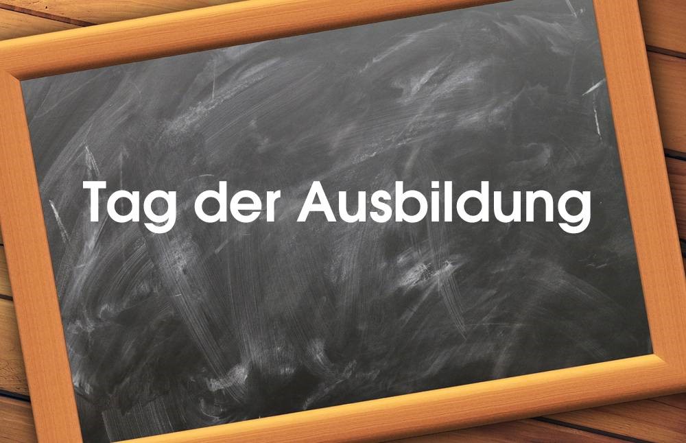 Schiefertafel mit Text Tag der Ausbildung
