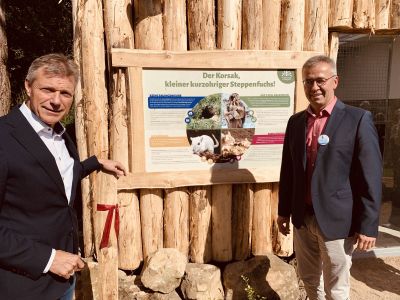 Im vergangenen Jahr weihten Bürgermeister Christoph Tesche und Fördervereinsvorsitzender Daniel Kroll (r.) im Rahmen des Tierparkfestes das neue Fuchsgehege ein. Foto: Stadt RE (Archiv) 