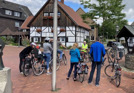 Pressefoto: Schon beim ersten Aktionstag haben sich viele RadlerInnen der geführten Tour des ADFC angeschlossen. Foto: Stadt RE