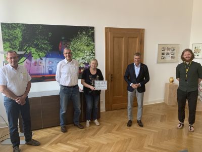 Über die Probleme von Fußgängerinnen und Fußgängern tauschten sich Christoph Tesche, Axel Petersmeier (l.) und David Knor (r.) mit Rolf und Ulrike Bick aus. Foto: Stadt RE