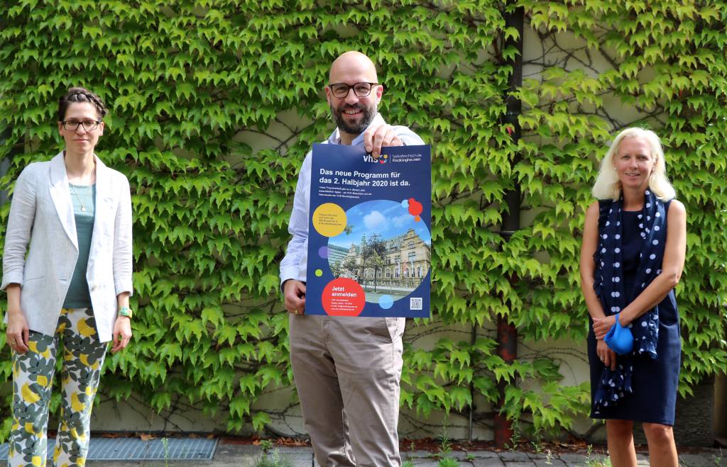 VHS-Leiter Ansgar Kortenjann (m.) präsentiert mit den Studienleiterinnen Leonie Grage (l.) und Sandra Hilse (r.) das neue Programm für das zweite Halbjahr.