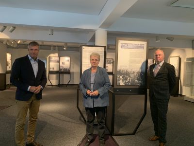 Pressefoto: Stellten die Wanderausstellung aus den USA vor: Bürgermeister Christoph Tesche, Gerda Koch, Vorstand Gesellschaft für Christlich-Jüdische Zusammenarbeit, und Dr. Matthias Kordes, Leiter des Instituts für Stadtgeschichte 