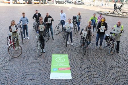 Pressefoto: Einige RadlerInnen präsentierten am Donnerstag, 17. September, die bisher zurückgelegten Kilometer