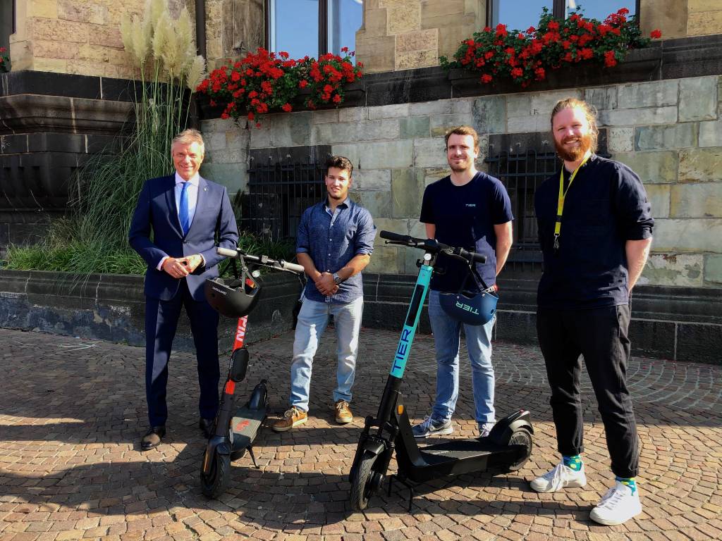 Freuen sich auf das neue Mobilitätsangebot (v.l.): Bürgermeister Christoph Tesche, Koray Aktas, General Manager Ruhr Region der Spin Mobility GmbH, Matthias Weber, City Manager Ruhrgebiet der TIER Operations Germany GmbH & Co. KG und Nahmobilitätskoordinator David Knor. 