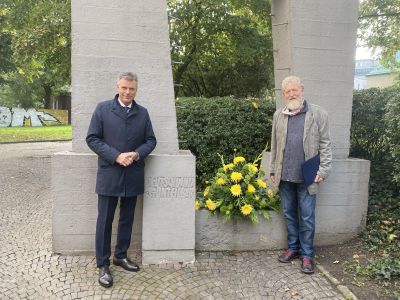 Pressefoto: Gemeinsam mit Dr. Stefan Svoboda legte Bürgermeister Christoph Tesche am Mahnmal von Heinz Ridder „Unteilbares Deutschland“ zum „Tag der Deutschen Einheit ein Blumengesteck nieder. Foto: Stadt RE