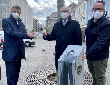 Für den Rotary Club Recklinghausen-Vest übergaben Dr. Hermann-Josef Korte und Markus Krems den Trinkwasserbrunnen auf dem Altstadtmarkt an Bürgermeister Christoph Tesche. Foto: Stadt RE