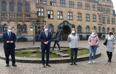 Pressefoto: Bei der Übergabe der Ehrenamtskarte Beigeordneter Dr. Sebastian Sanders, Bürgermeister Christoph Tesche, Brigitte Roggow, Sabrina Bergeest, Koordinatorin der Ehrenamtlichen des Hospizes, Dr. Svenja Adelt, Netzwerk Bürgerengagement