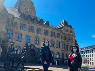 Pressefoto: Katharina Minkhofer, Vorsitzende der Kommission, und Barbara Ehnert, städtische Referentin für Behindertenangelegenheiten, freuen sich über 20 Jahre Ratskommission für Menschen mit Behinderung. Foto: Stadt RE