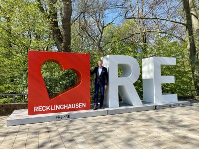 Auch Bürgermeister Christoph Tesche nahm den neuen Fotospot im Eingangsbereich des Stadtgartens zum Ruhrfestspielhaus in Augenschein. Foto: Stadt RE