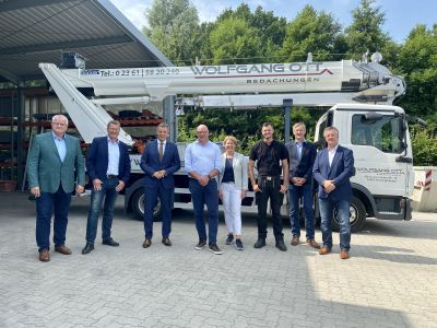 Vor Ort informierte Bürgermeister Christoph Tesche bei Wolfgang, Susanne und Moritz Ott über deren Handwerksbetrieb. Begleitet wurde er von Stadtkämmerer Ekkehard Grunwald, Thomas Bernemann, Axel Tschersich und Jörg Smolka. Foto: Stadt RE