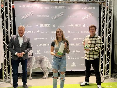 Pressefoto: Im Januar gratulierte B&uuml;rgermeister Christoph Tesche beim Live-Stream der Verleihung Comedian Chris Tall und Nachwuchspreis-Siegerin Jacqueline Feldmann. Foto: Stadt RE