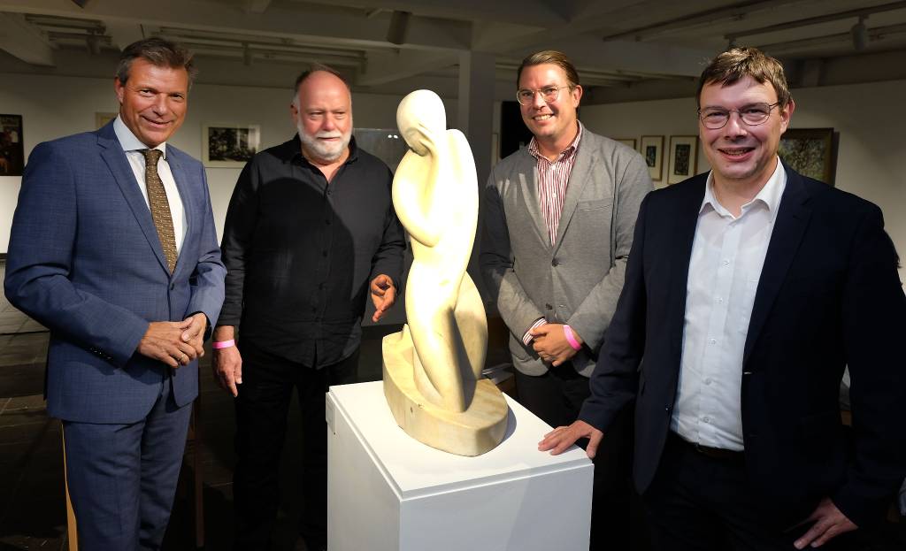 Bürgermeister Christoph Tesche (l.) eröffnete gemeinsam mit Bürgermeister Thomas Kaminski (r.) die Ausstellung. Foto: Stadt RE/Kruse