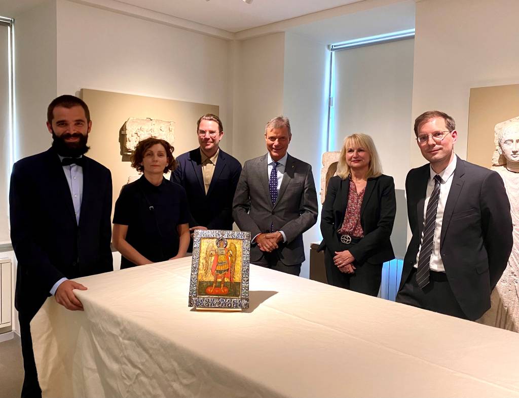 Die Ikone, die den Erzengel Michael darstellt, ist auf dem Weg zurück in die Heimat. Bürgermeister Christoph Tesche (3.v.r.), Museumsdirektor Dr. Nico Anklam (3.v.l.) und Leiter des Ikonen-Museums, Dr. Lutz Rickelt (r.) übergaben das Werk an Dr. Jolanta Miśkowiec (2.v.l.), Kulturministerium Polen, und Jakub Wawrzyniak (l.), polnischer Generalkonsul in Köln. Mit dabei war auch Dr. Hildegard Kaluza, Kulturministerium NRW (2.v.r.). Foto: Stadt RE