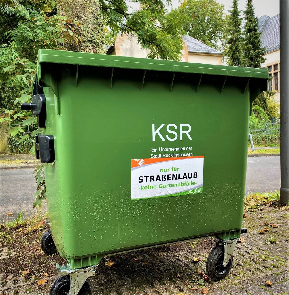 Pressefoto: Bald wieder vielfach im Stadtbild zu sehen: die Laubtonnen der KSR. Foto: Stadt RE KSR