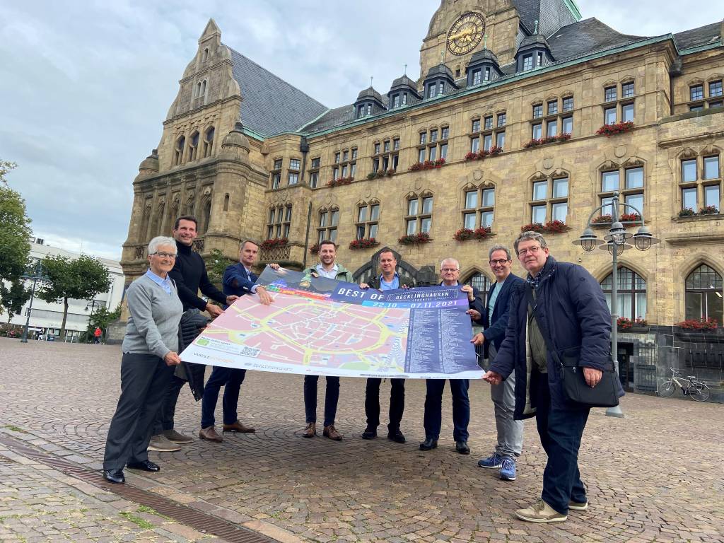Sie stellten das Programm für Recklinghausen leuchtet 2021 vor: Stadtführerin Brigitte Wiebringhaus, Marius Ebel von der Arena GmbH, Georg Gabriel, Abteilungsleiter Stadtmarketing und Tourismus, Markus Droste, Kommunalmanager Westenergie, Marc Schäper, RegioFreizeit, Erster Beigeordneter Ekkehard Grunwald, Lars Tottmann von der Arena GmbH und Koordinator der Stadtführer innen Michael Wehling. Foto: Stadt RE 