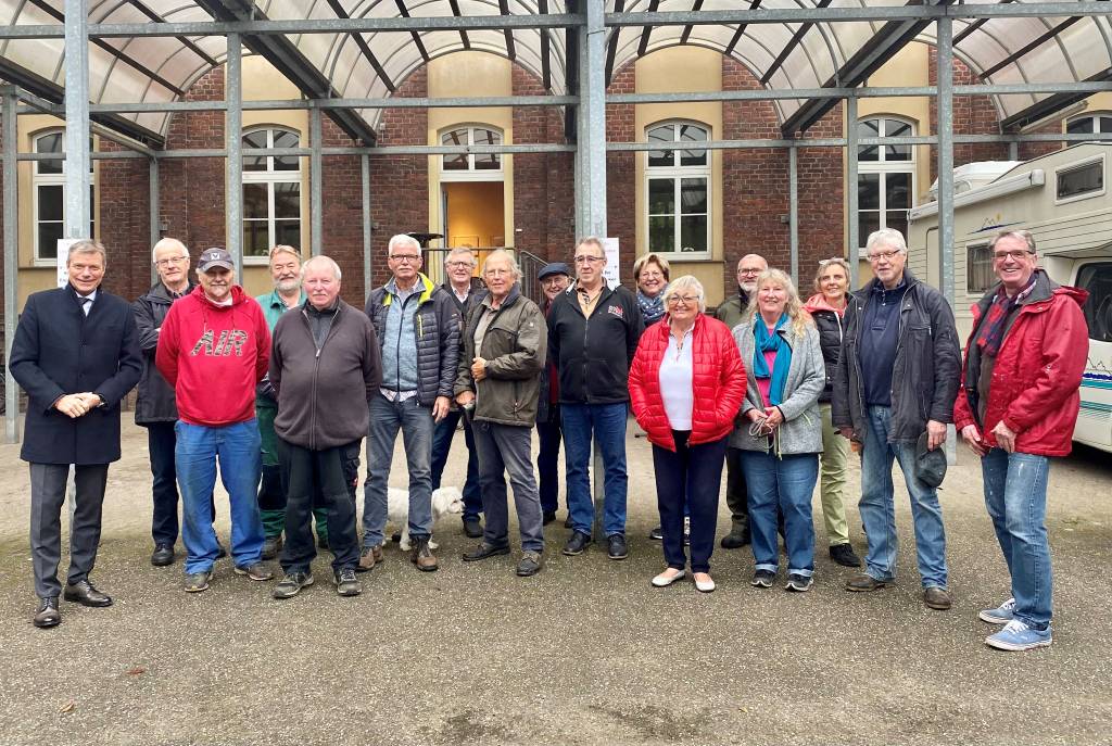 Das ehrenamtliche Engagement der Krippenbauer-Gruppe lobte Bürgermeister Christoph Tesche bei seinem Besuch in St. Franziskus. Foto: Stadt RE