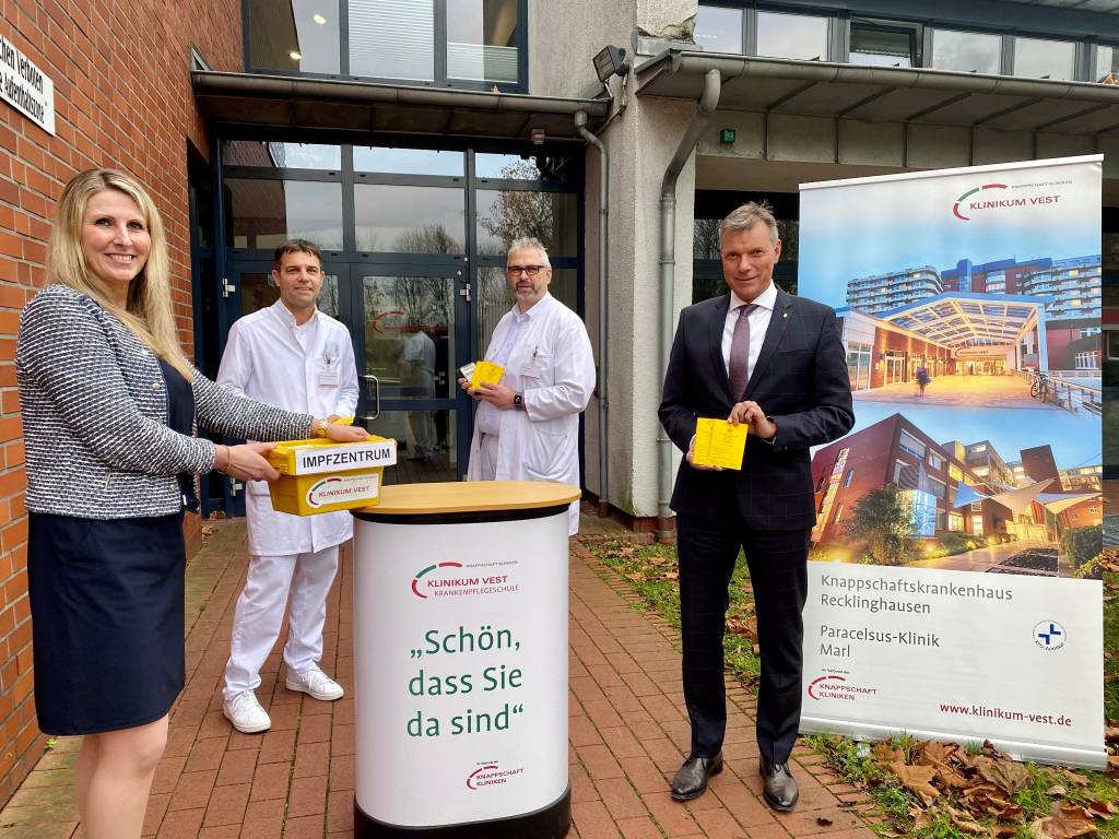 Krankenhausleiterin Sarah Otte, Chefarzt Prof. Dr. Frank Weidemann, Chefarzt Dr. Stefan Schüßler und Bürgermeister Christoph Tesche (v.l.) stellten die Impfstelle in der Pflegeschule des Klinikums Vest an der Dorstener Straße. Dort finden am Montag, 29. November, die ersten Impfungen statt
