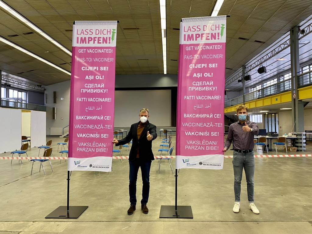 Bürgermeister Christoph Tesche in der Impfstelle Vestlandhalle