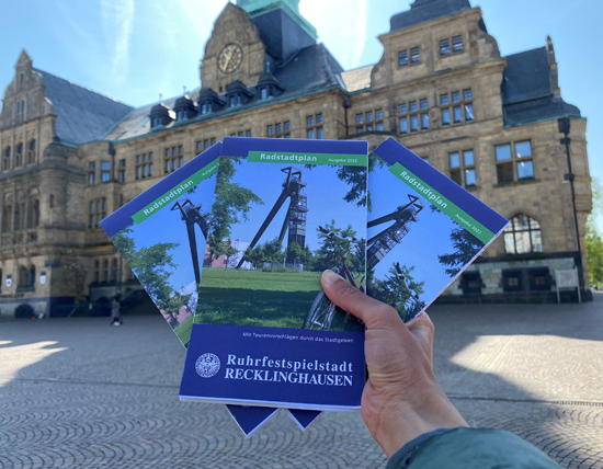 Radstadtplan als Fächer vor dem Rathaus