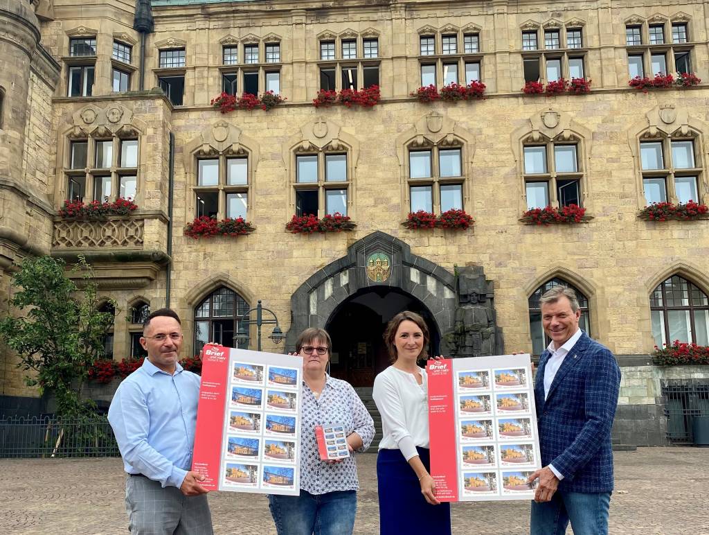 Ciro Lenti (Koordinator &bdquo;Brief und mehr&ldquo;), Andrea Messerschmidt (Leiterin Poststelle Stadtverwaltung), Sandra Pelzer (Marketing & Unternehmenskommunikation &bdquo;Brief und mehr&ldquo;) und B&uuml;rgermeister Christoph Tesche (v.l.)