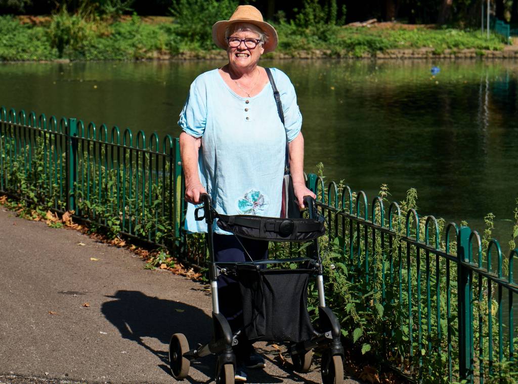 Der Umgang mit einem Rollator will gelernt sein. Beim Aktionstag im Paulusviertel kann man dementsprechend einen „Führerschein“ machen. (Foto: Centre for ageing better/pexels)
