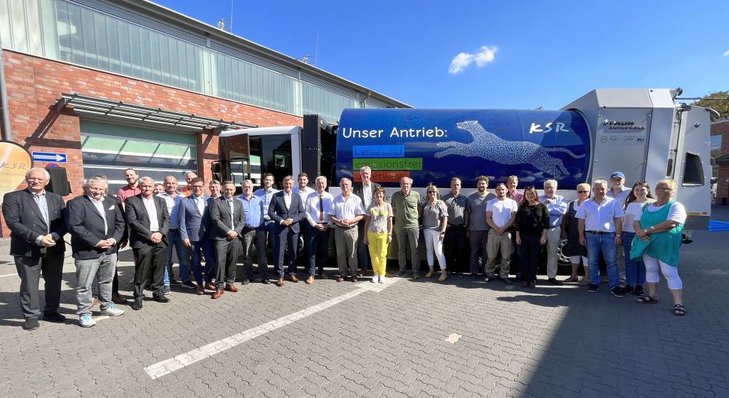 Gro&szlig;er Andrang auf dem Betriebshof der Kommunalen Servicebetreibe Recklinghausen (KSR). Viele Vertreter der beteiligten Firmen, der Stadtverwaltung, der KSR und der Politik wollten bei der Pr&auml;sentation des ersten Wasserstoff-Abfallsammelfahrzeugs dabei sein