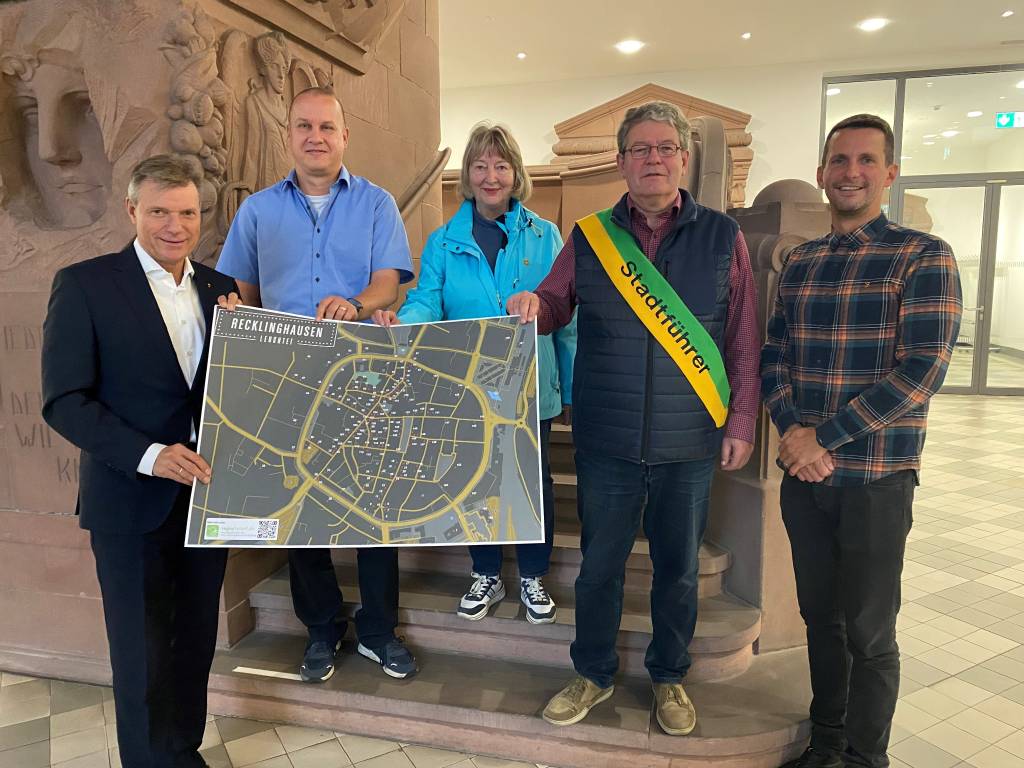 RE leuchtet Gruppenbild mit Plan