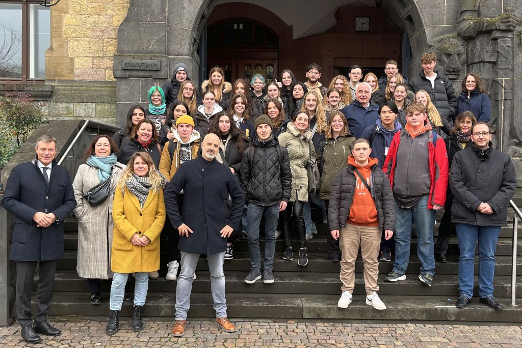 Schüler*innen des „Insula College“ aus Recklinghausens niederländischer Partnerstadt Dordrecht und der Wolfgang-Borchert-Gesamtschule haben Bürgermeister Christoph Tesche im Rathaus besucht. Foto: Stadt RE