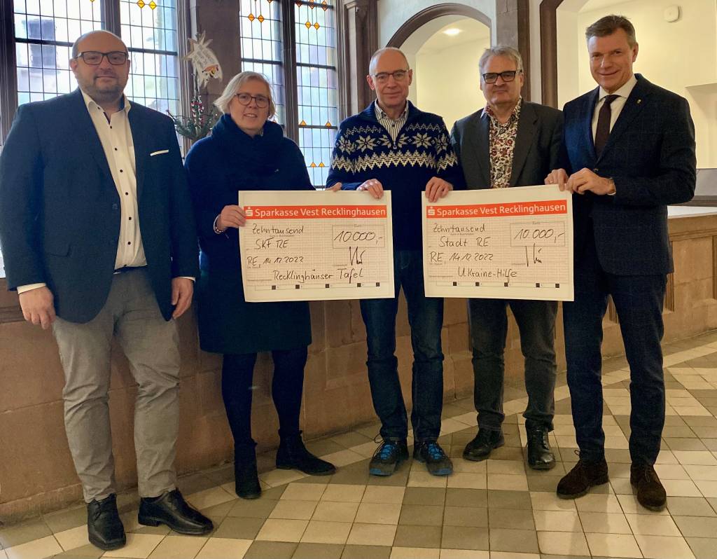 Je 10.000 Euro überreichte Rainer Hans (Mitte) von der Firma Infotech an Giancarlo Cillis und Jutta Beeking vom SkF für die Tafel sowie Brücke-Leiter Klaus Herrmann und Bürgermeister Christoph Tesche (v.l.) für die Ukraine-Hilfe der Stadt.