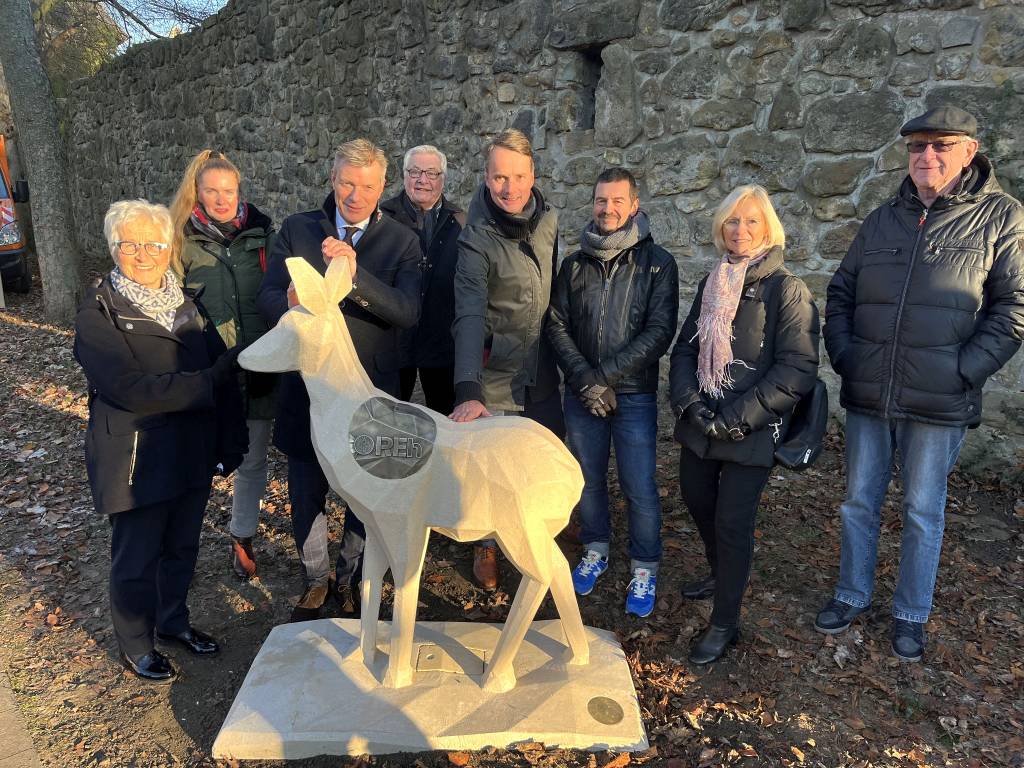Über das REh freuen sich (v.l.): Brigitte Wefringhaus (Stadtführerin), Ratsfrau Claudia Anna Christ, Bürgermeister Christoph Tesche, Ratsherr Udo Schmidt, Georg Gabriel (Stadtmarketing), Designer Tom Nassal sowie Hannelore Kemper und Gerd Schenk (beide Stadtführer*in). Foto: Stadt RE