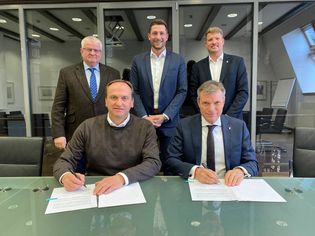 Stadt Recklinghausen und Westconnect unterzeichneten einen Kooperationsvertrag, der den flächendeckenden Ausbau eines Glasfasernetzes im gesamten Stadtgebiet bis 2027 regelt.     v. r.: Bürgermeister Christoph Tesche, Christian Wißing, Breitbandbeauftragter der Stadt, Markus Droste, Westenergie, Carsten Lagemann, Geschäftsführer bei Westconnect und Ekkehard Grunwald, Erster Beigeordneter und Stadtkämmerer.
