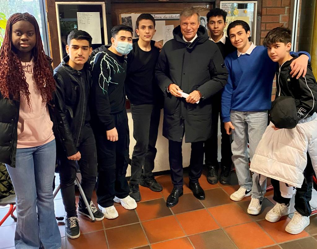 Schülerinnen und Schüler der Käthe-Kollwitz-Schule erläuterten Bürgermeister Christoph Tesche ihre Ergebnisse der Projekttage.