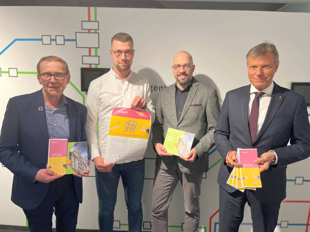 (v.l.) Kursleiter Lothar Schmeller, der städtische Klimaanpassungsmanager Felix Sprenger, VHS-Leiter Dr. Ansgar Kortenjann und Bürgermeister Christoph Tesche. Foto: Stadt RE 