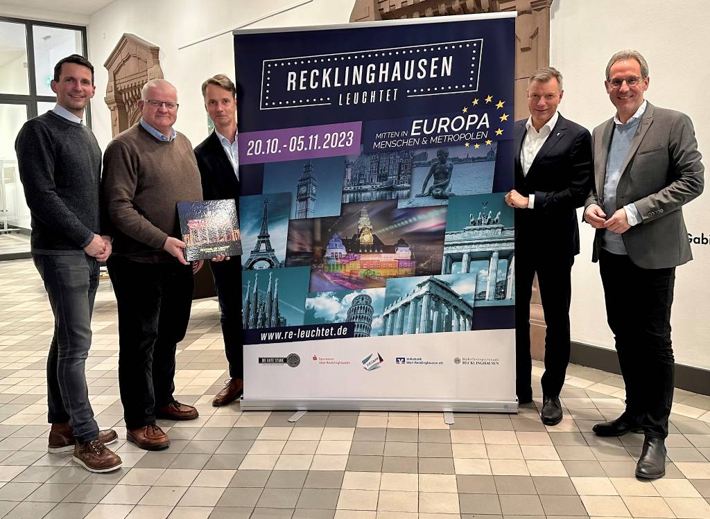 Gemeinsam stellten im schönsten Rathaus von NRW Marius Ebel, Ekkehard Grunwald, Georg Gabriel, Christoph Tesche und Lars Tottmann (v. l.) das Motto und die ersten Details zum Event „Recklinghausen leuchtet 2023“ vor. Foto: Stadt RE