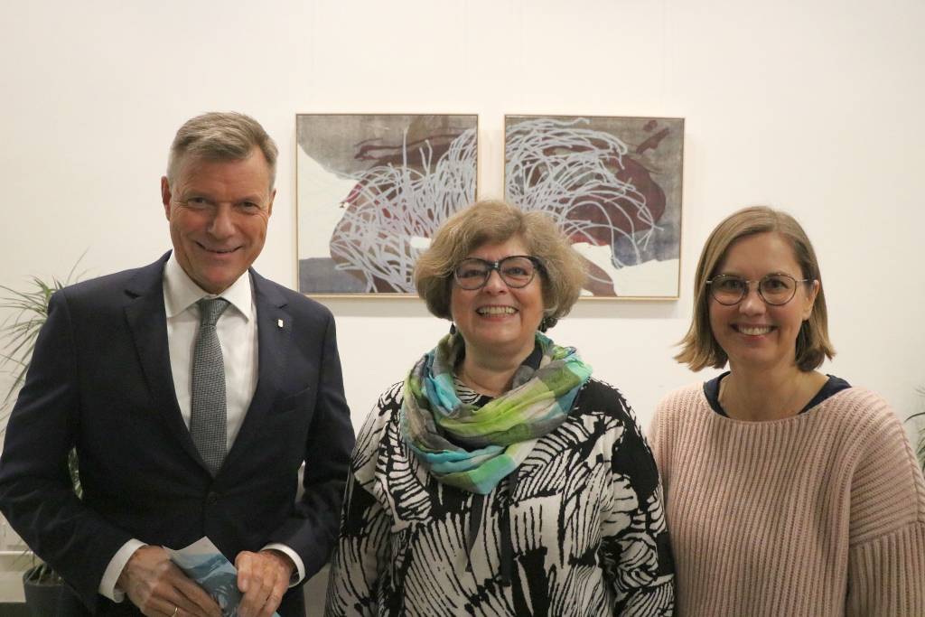 Die Kommunale Galerie im Rathaus zeigt ab sofort Holzschnitte der Künstlerin Gabi Dahl (Mitte). Die Ausstellung, die Kerstin Weber, wissenschaftliche Mitarbeiterin der Kunsthalle Recklinghausen, kuratiert hat, wurde von Bürgermeister Christoph Tesche eröffnet. Foto: Stadt RE