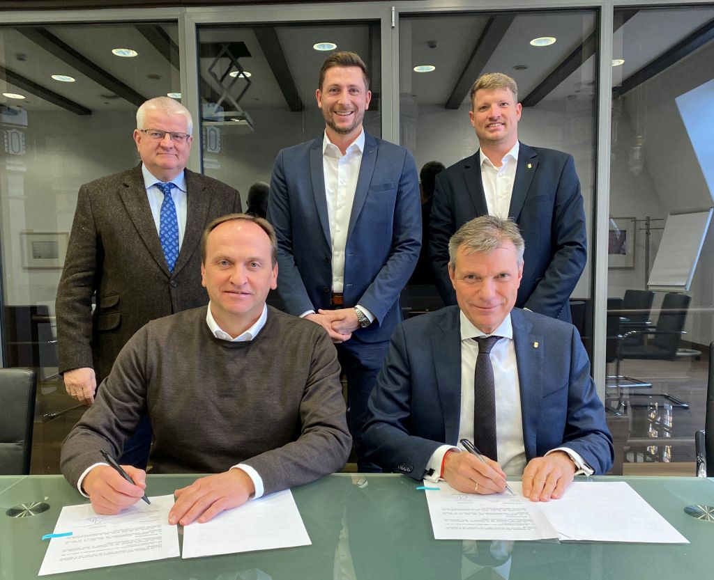 Die Stadt Recklinghausen und Westconnect unterzeichneten im Januar einen Kooperationsvertrag, der den flächendeckenden Ausbau eines Glasfasernetzes im gesamten Stadtgebiet bis 2027 regelt (v.r.): Bürgermeister Christoph Tesche, Christian Wißing, Breitbandbeauftragter der Stadt, Markus Droste, Westenergie, Carsten Lagemann, Geschäftsführer bei Westconnect und Ekkehard Grunwald, Erster Beigeordneter und Stadtkämmerer.